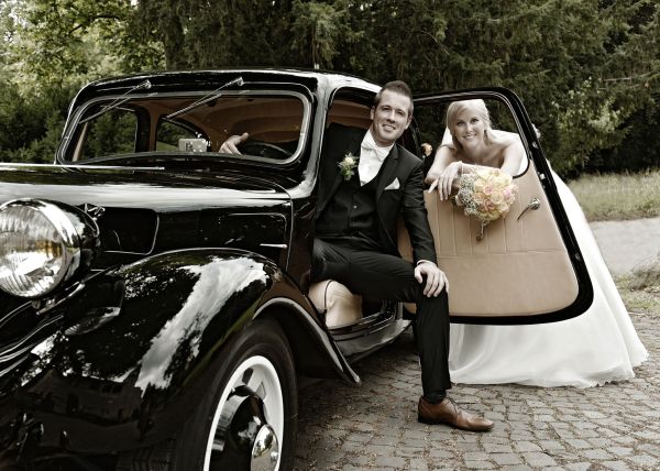 Hochzeitsppar mit Oldtimer in M�lheim im Retrolook